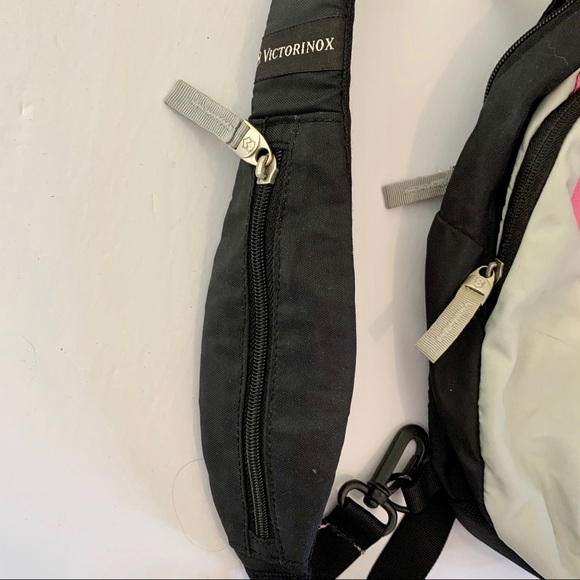 Victorinox Dual-Compartment Monosling - Picture 3 of 15